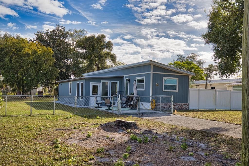 For Sale: $129,900 (2 beds, 2 baths, 672 Square Feet)