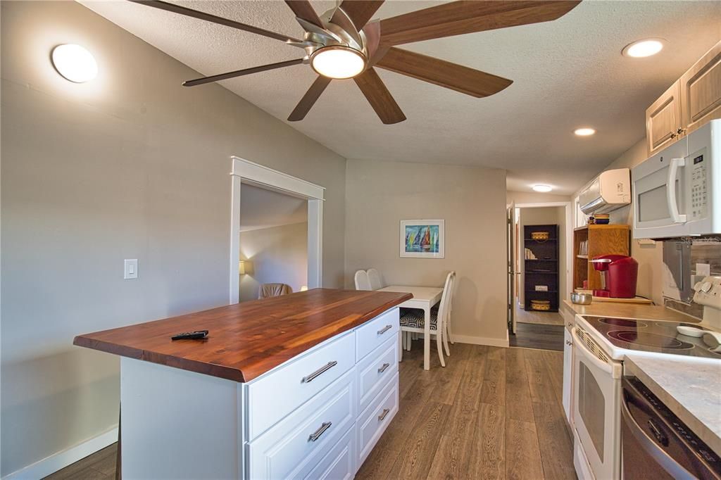 For Sale: $129,900 (2 beds, 2 baths, 672 Square Feet)