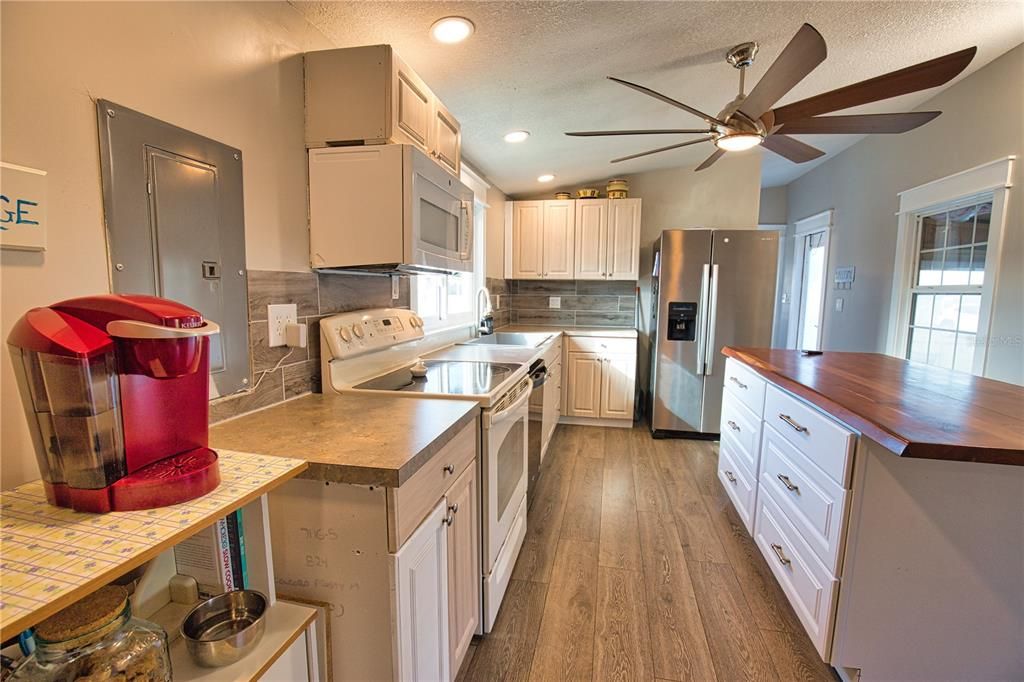 For Sale: $129,900 (2 beds, 2 baths, 672 Square Feet)