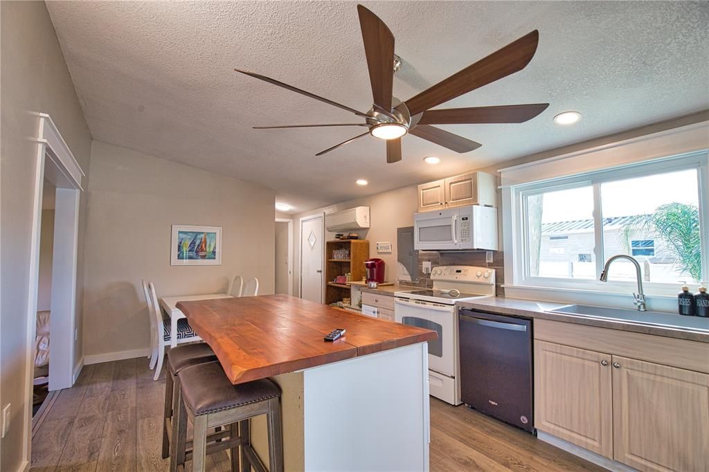 For Sale: $129,900 (2 beds, 2 baths, 672 Square Feet)