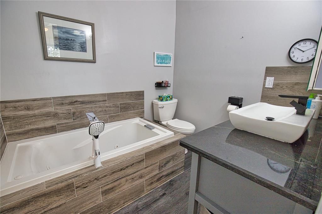 For Sale: $129,900 (2 beds, 2 baths, 672 Square Feet)