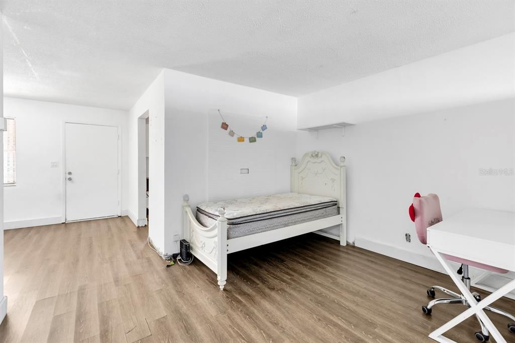 待售: $125,000 (1 贝兹, 1 浴室, 748 平方英尺)