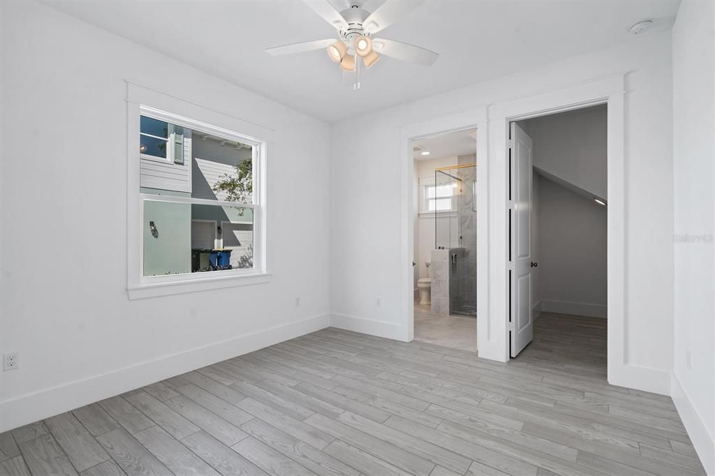 出租: $2,350 (2 贝兹, 2 浴室, 1200 平方英尺)