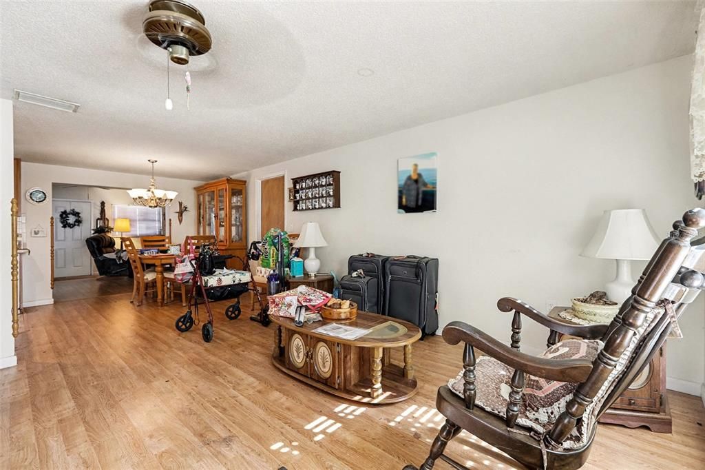 For Sale: $325,000 (3 beds, 2 baths, 1454 Square Feet)