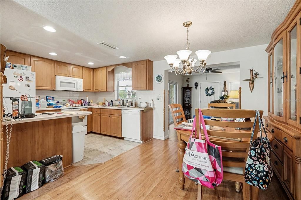 For Sale: $325,000 (3 beds, 2 baths, 1454 Square Feet)