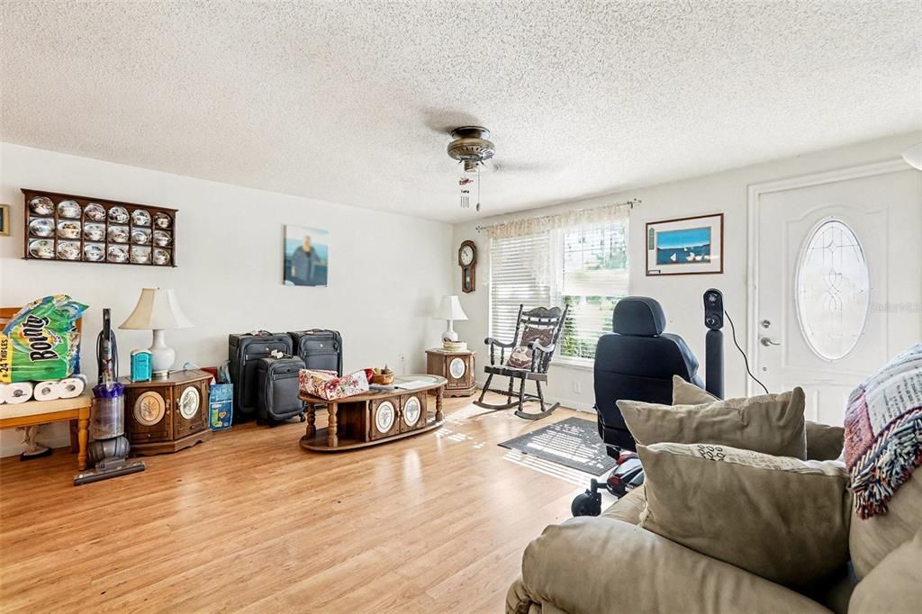 For Sale: $325,000 (3 beds, 2 baths, 1454 Square Feet)