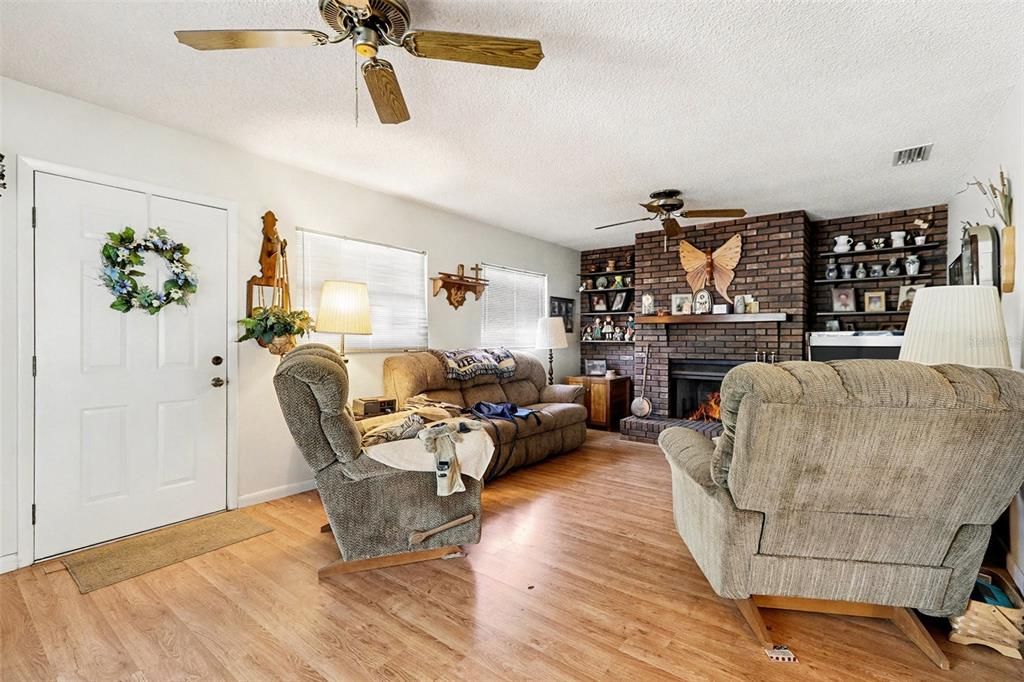 For Sale: $325,000 (3 beds, 2 baths, 1454 Square Feet)