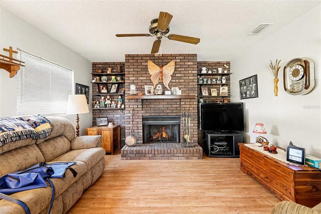 For Sale: $325,000 (3 beds, 2 baths, 1454 Square Feet)