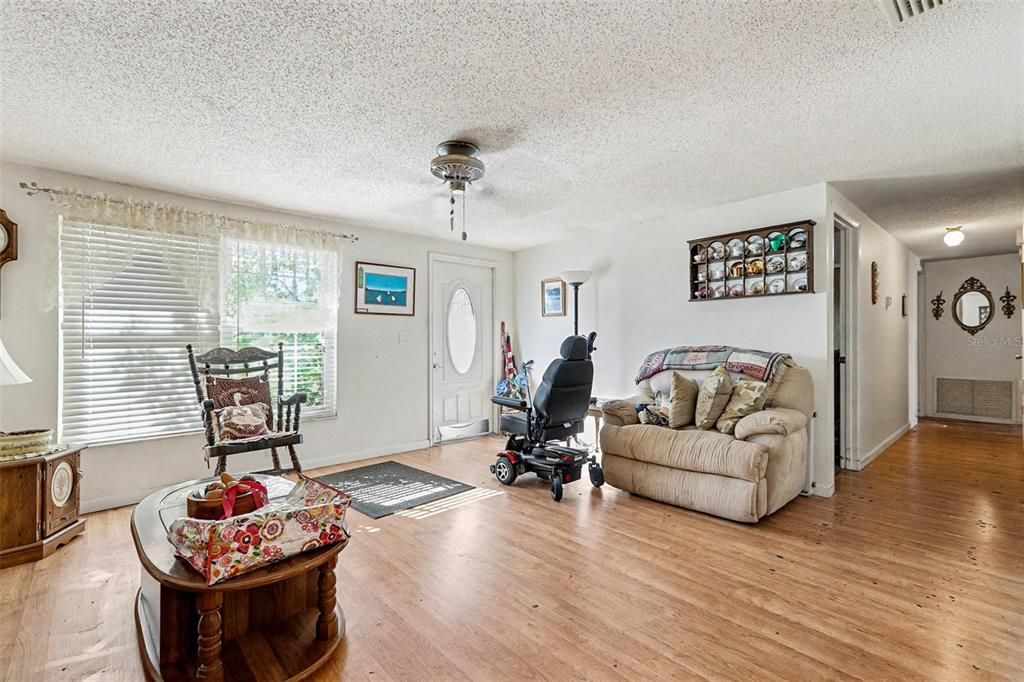 For Sale: $325,000 (3 beds, 2 baths, 1454 Square Feet)