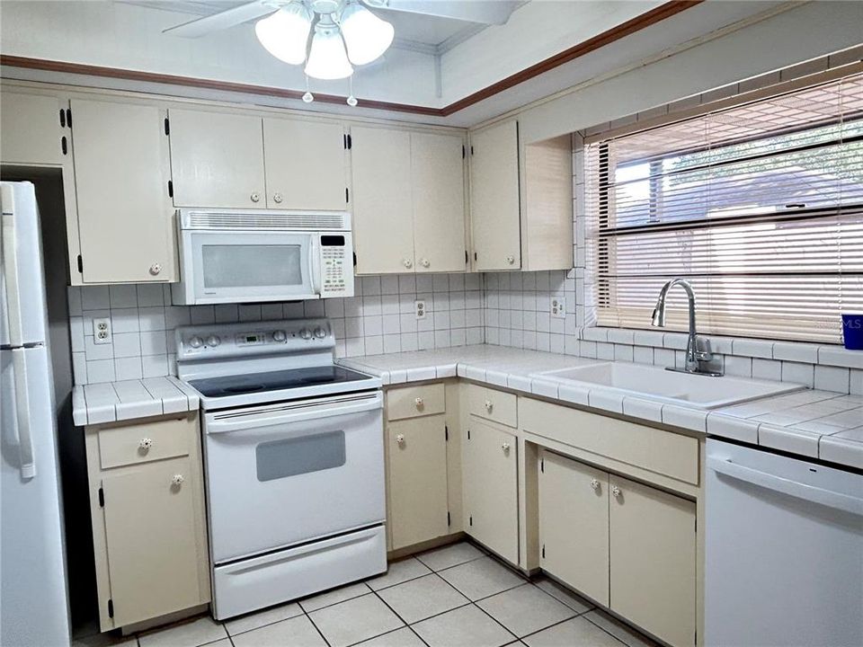 На продажу: $192,500 (2 спален, 2 ванн, 1410 Квадратных фут)