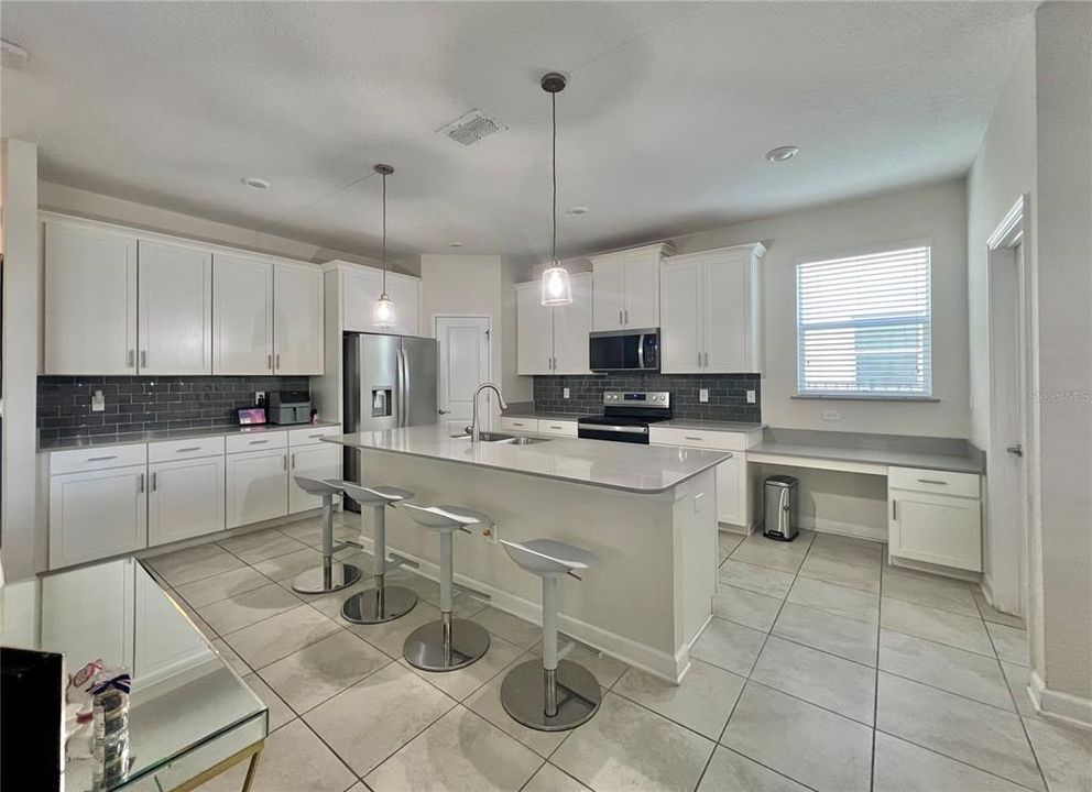 For Rent: $3,200 (5 beds, 3 baths, 2638 Square Feet)