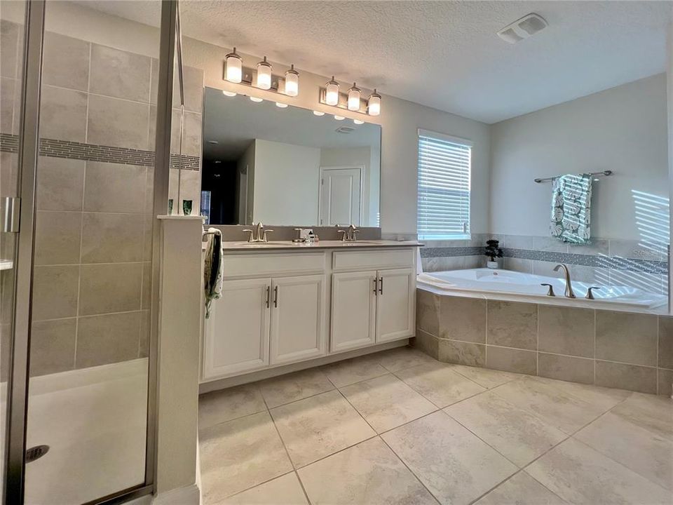 For Rent: $3,200 (5 beds, 3 baths, 2638 Square Feet)