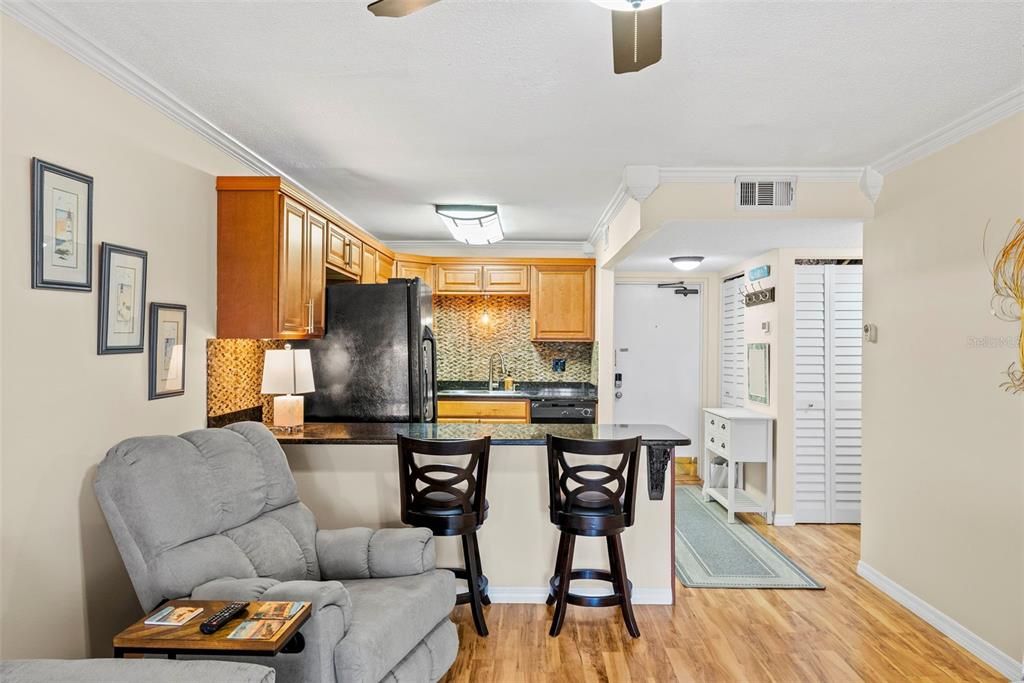 For Sale: $159,000 (1 beds, 1 baths, 610 Square Feet)