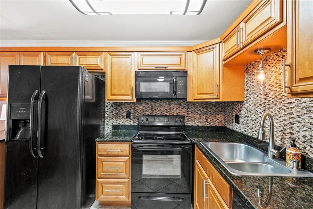 For Sale: $159,000 (1 beds, 1 baths, 610 Square Feet)