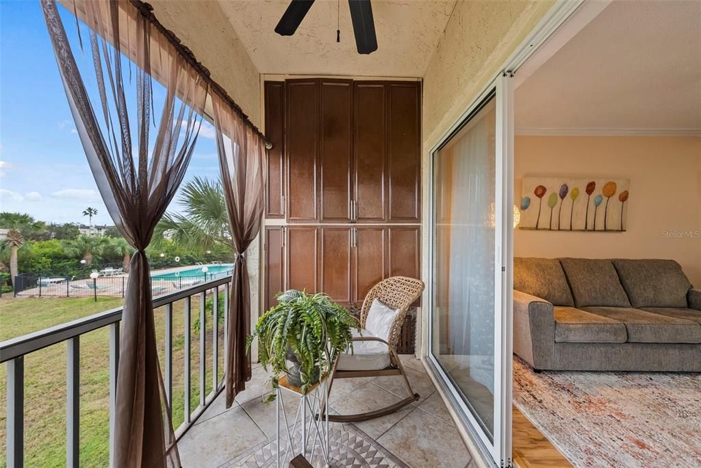 For Sale: $159,000 (1 beds, 1 baths, 610 Square Feet)