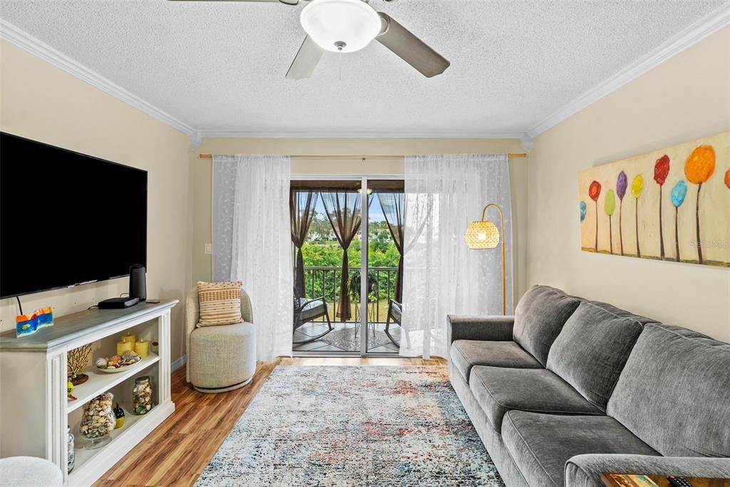 For Sale: $159,000 (1 beds, 1 baths, 610 Square Feet)