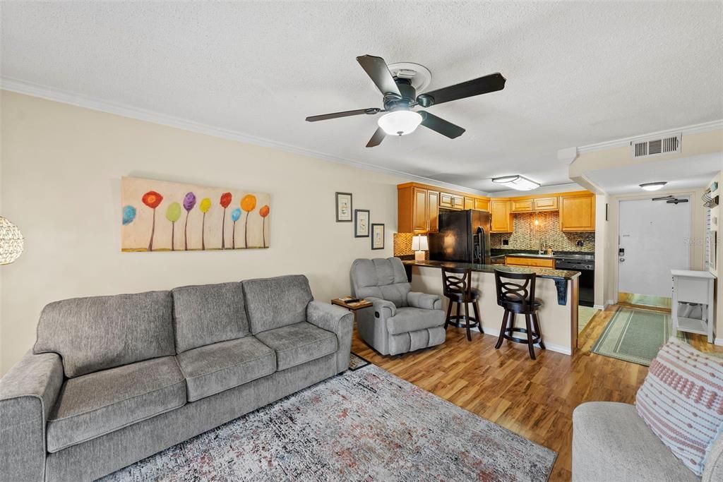 For Sale: $159,000 (1 beds, 1 baths, 610 Square Feet)