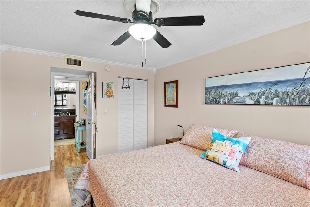 For Sale: $159,000 (1 beds, 1 baths, 610 Square Feet)