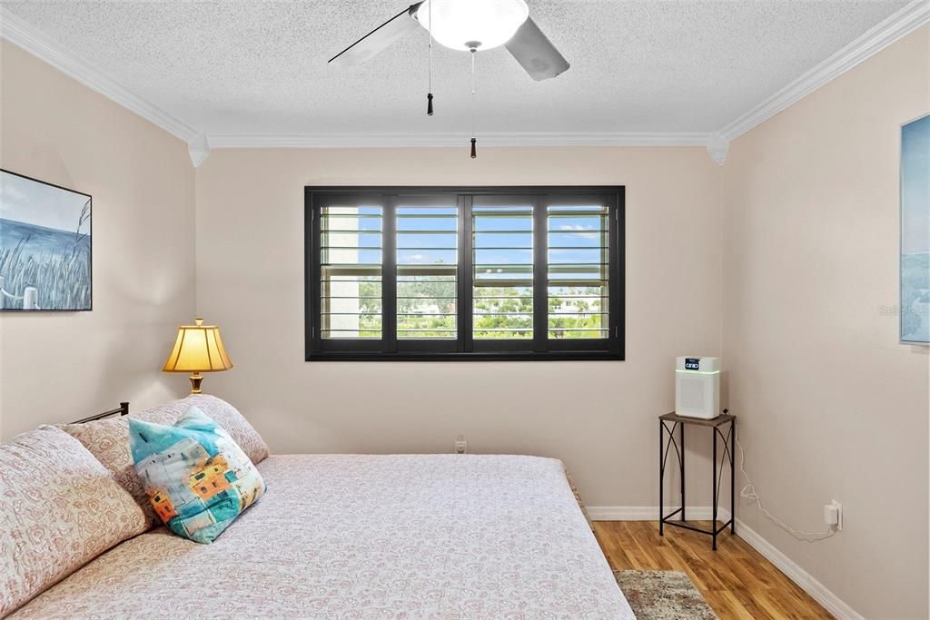 For Sale: $159,000 (1 beds, 1 baths, 610 Square Feet)