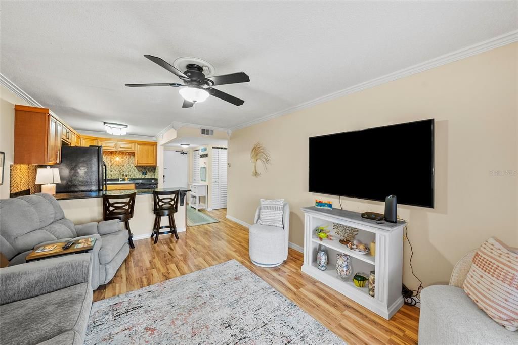 For Sale: $159,000 (1 beds, 1 baths, 610 Square Feet)