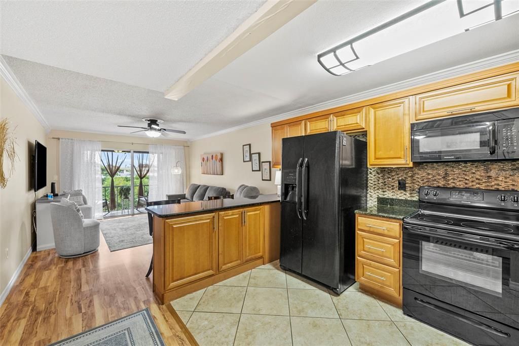 For Sale: $159,000 (1 beds, 1 baths, 610 Square Feet)