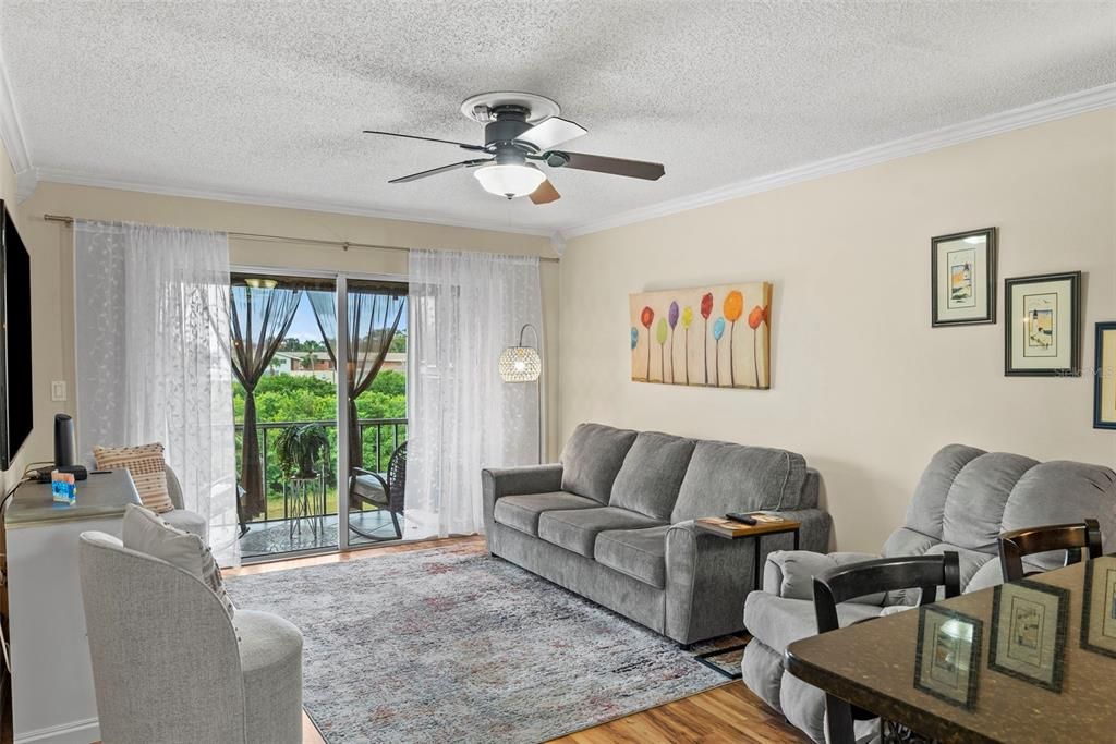 For Sale: $159,000 (1 beds, 1 baths, 610 Square Feet)