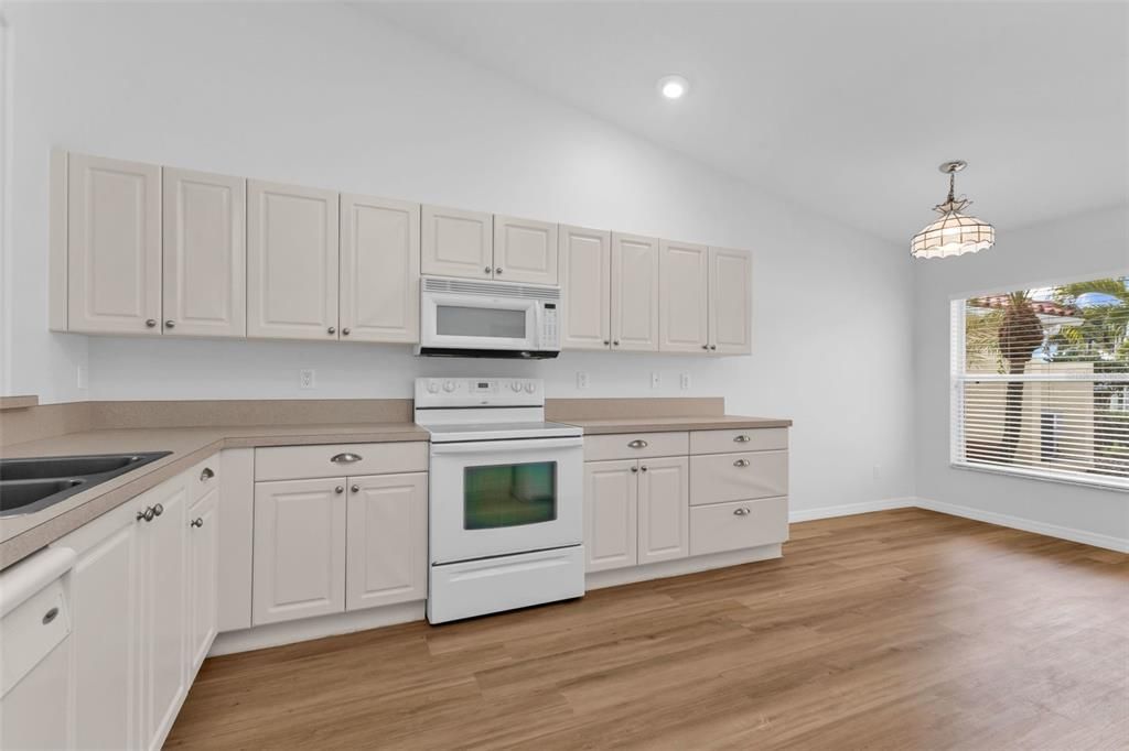 待售: $199,999 (2 贝兹, 2 浴室, 1451 平方英尺)