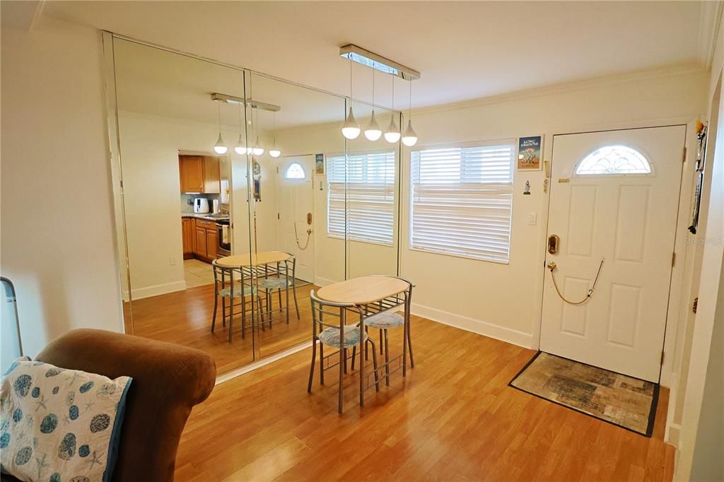 待售: $133,000 (2 贝兹, 1 浴室, 793 平方英尺)