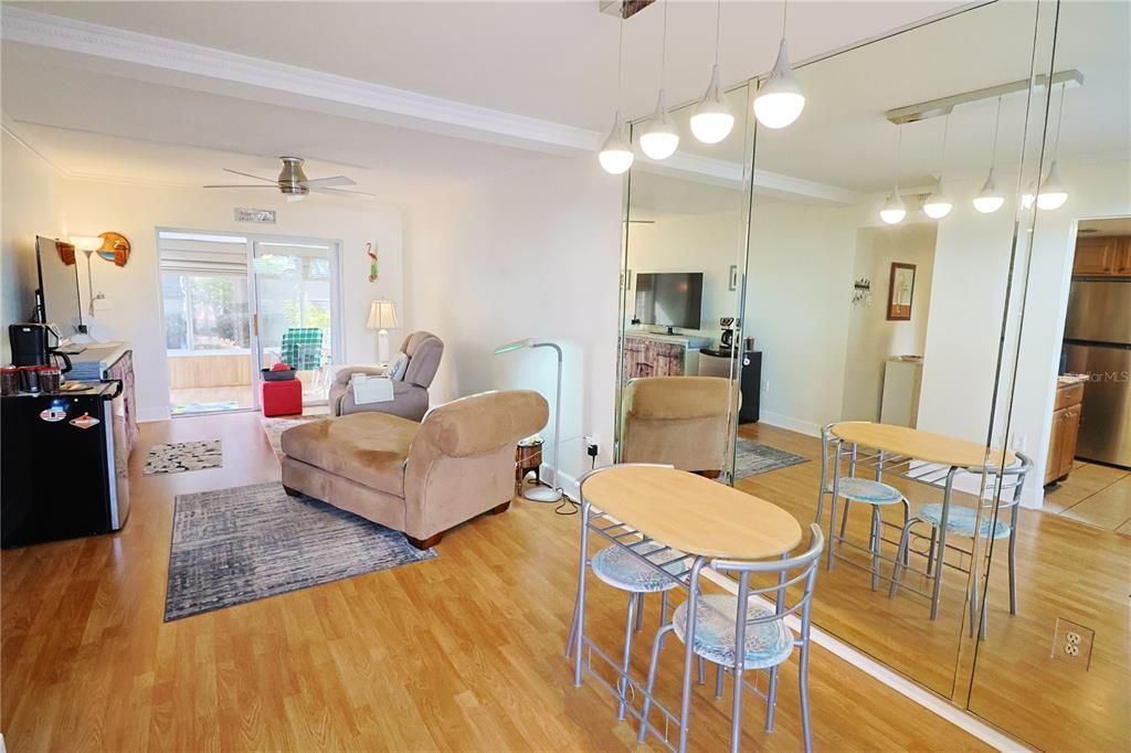 待售: $133,000 (2 贝兹, 1 浴室, 793 平方英尺)