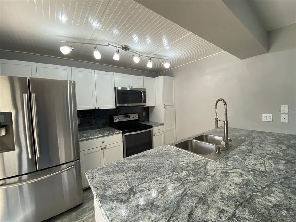 На продажу: $185,000 (2 спален, 2 ванн, 1288 Квадратных фут)