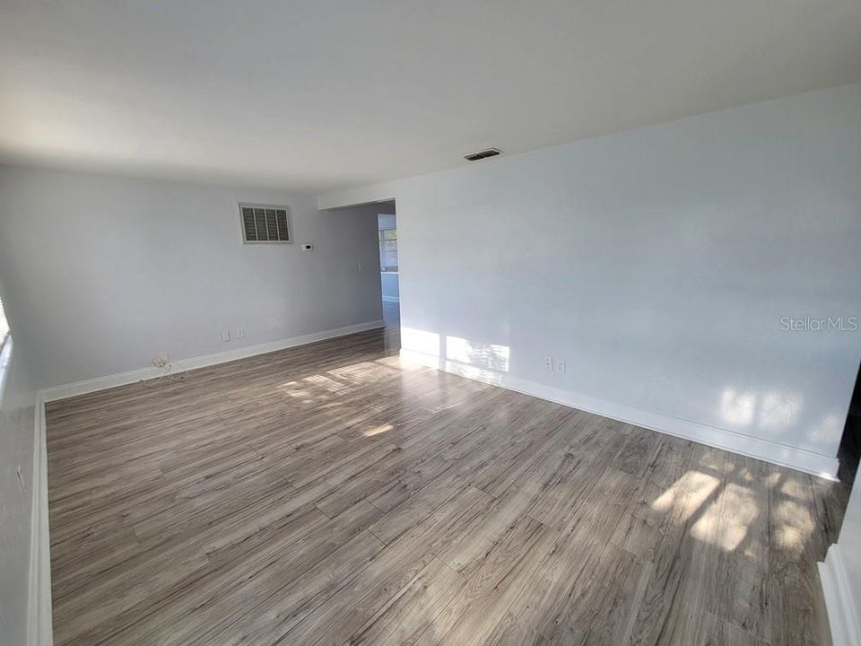 For Rent: $1,650 (2 beds, 1 baths, 988 Square Feet)