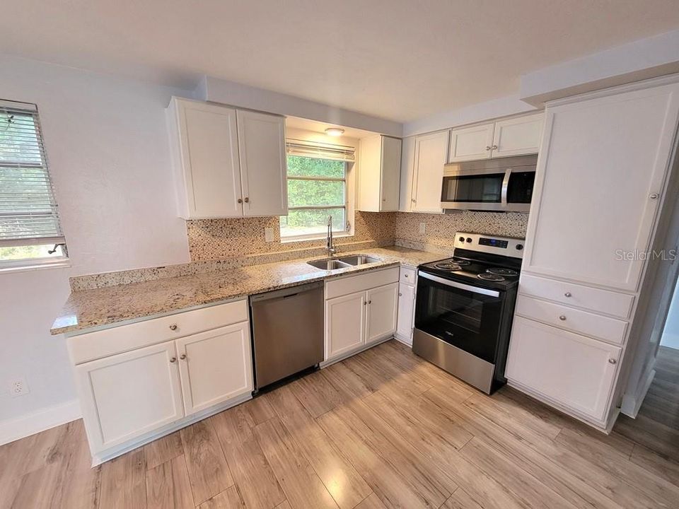 For Rent: $1,650 (2 beds, 1 baths, 988 Square Feet)