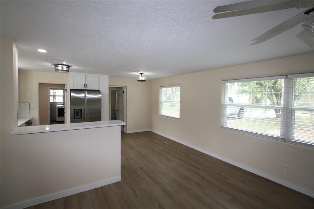 待售: $296,000 (3 贝兹, 2 浴室, 1263 平方英尺)