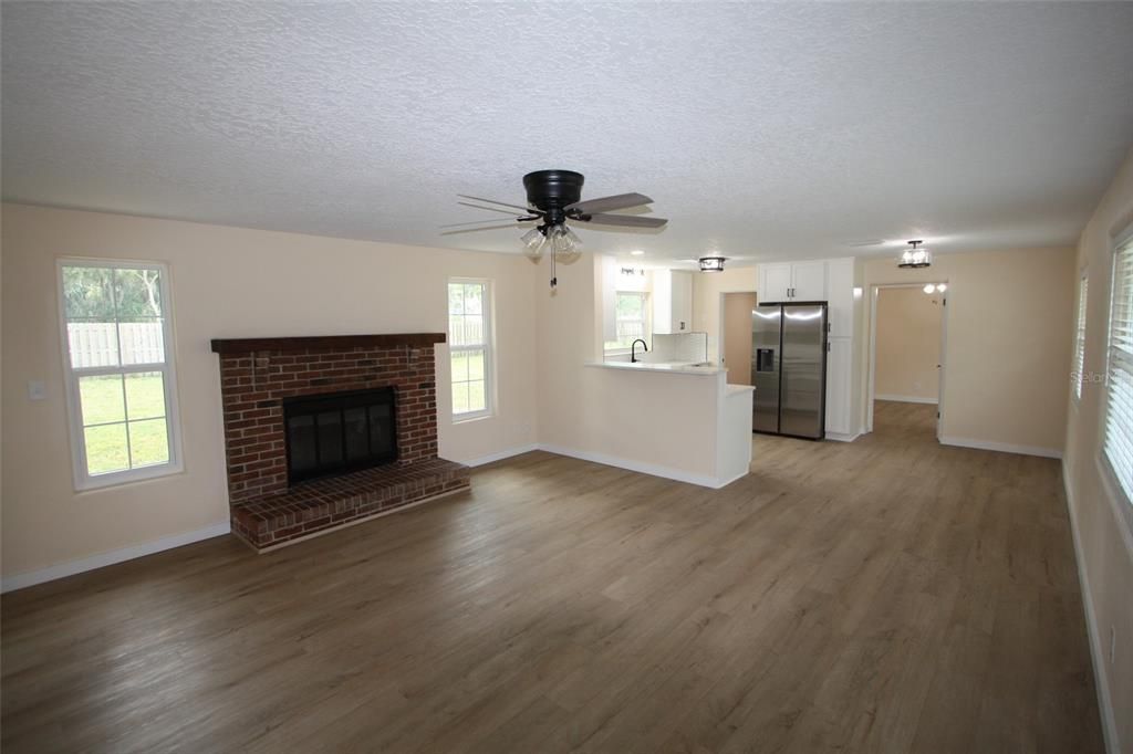 待售: $296,000 (3 贝兹, 2 浴室, 1263 平方英尺)