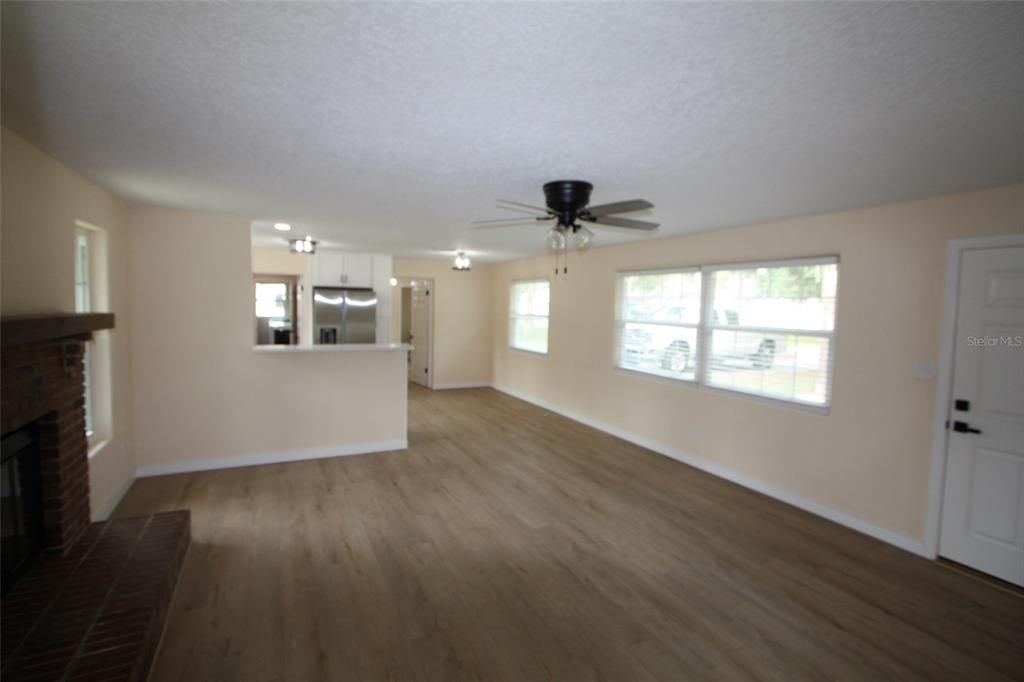 待售: $296,000 (3 贝兹, 2 浴室, 1263 平方英尺)