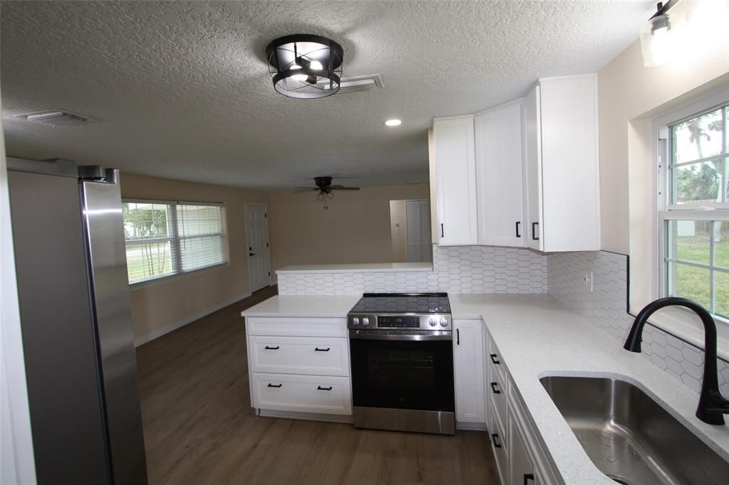 待售: $296,000 (3 贝兹, 2 浴室, 1263 平方英尺)