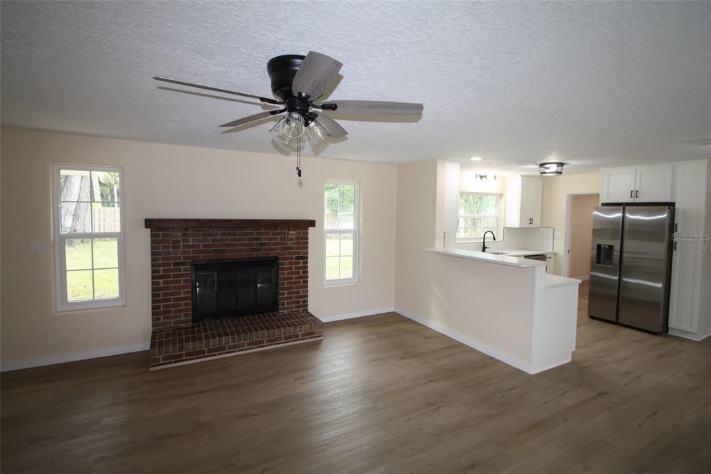 待售: $296,000 (3 贝兹, 2 浴室, 1263 平方英尺)