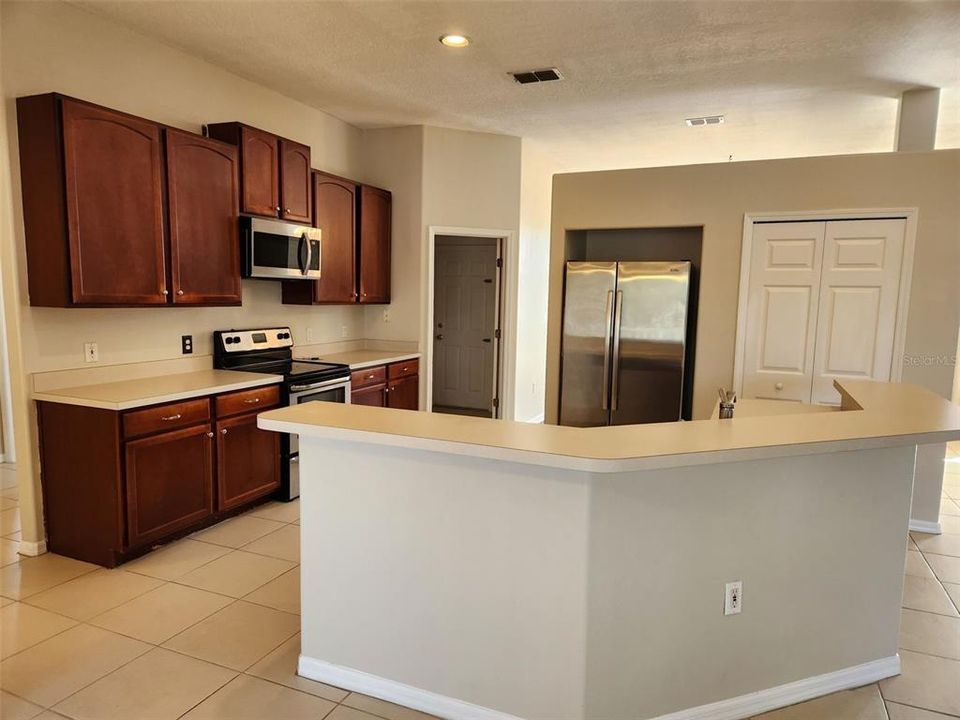 For Rent: $1,775 (3 beds, 2 baths, 1946 Square Feet)