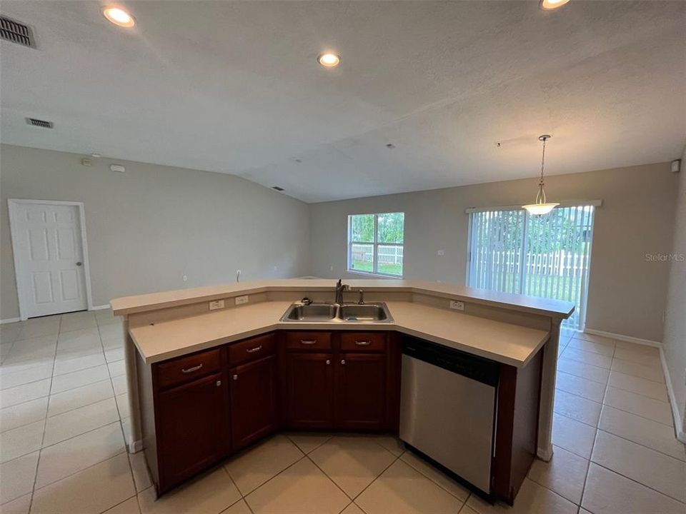 For Rent: $1,775 (3 beds, 2 baths, 1946 Square Feet)