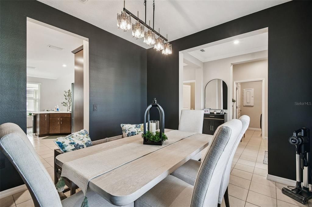 For Sale: $599,000 (5 beds, 3 baths, 2612 Square Feet)