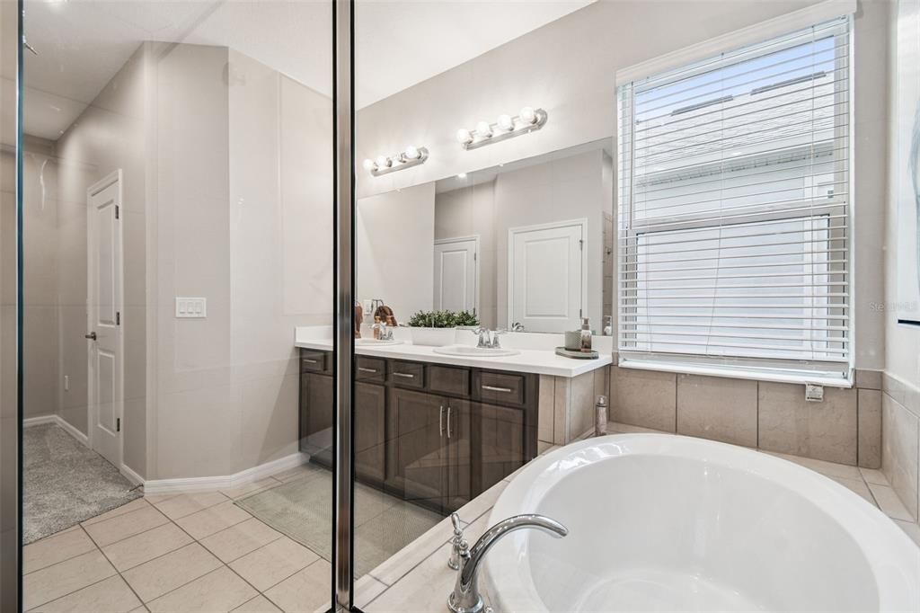 For Sale: $599,000 (5 beds, 3 baths, 2612 Square Feet)