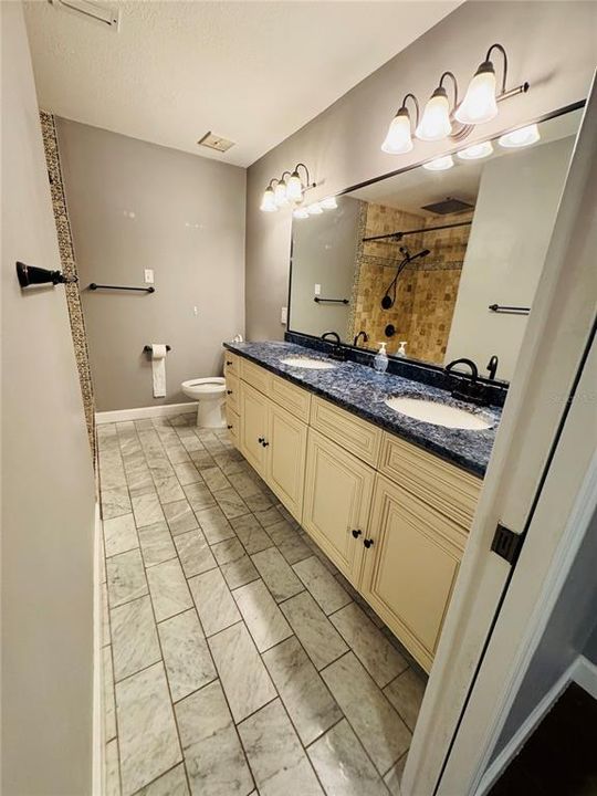 For Sale: $199,000 (2 beds, 2 baths, 992 Square Feet)