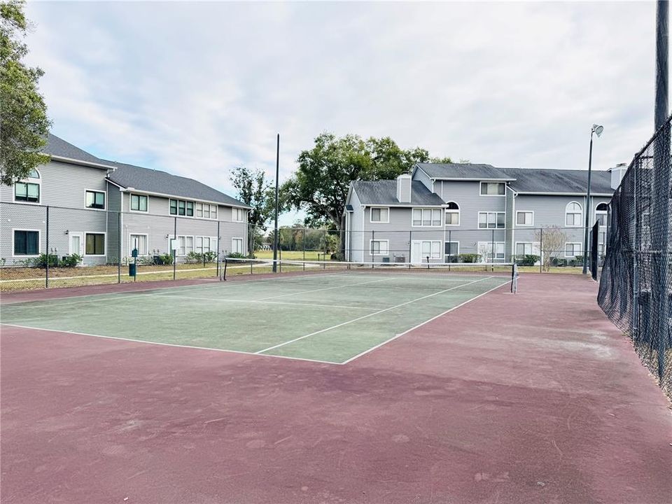 For Sale: $199,000 (2 beds, 2 baths, 992 Square Feet)