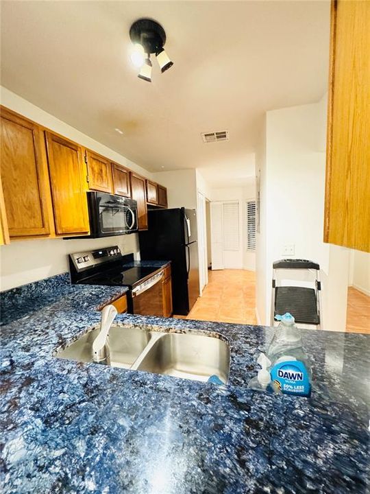 For Sale: $199,000 (2 beds, 2 baths, 992 Square Feet)