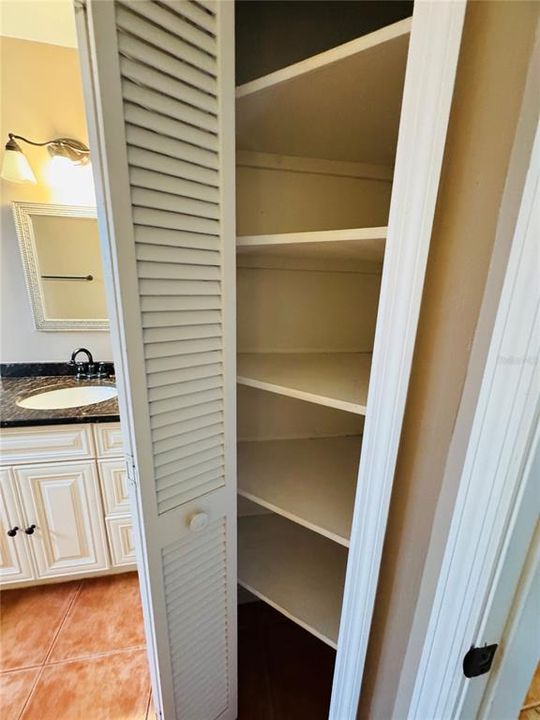 For Sale: $199,000 (2 beds, 2 baths, 992 Square Feet)