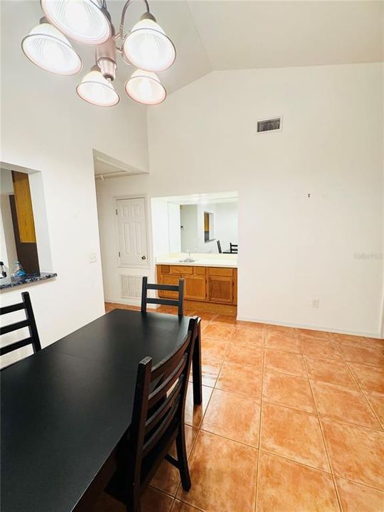 For Sale: $199,000 (2 beds, 2 baths, 992 Square Feet)