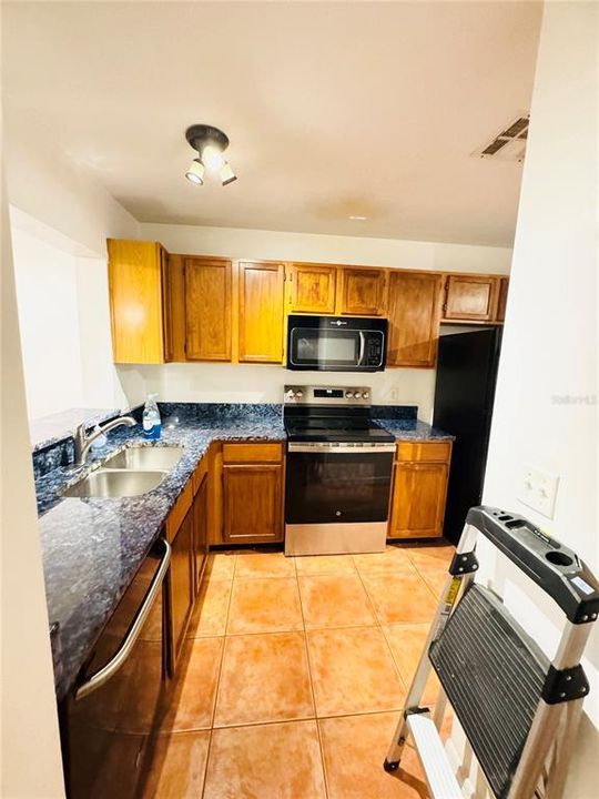 For Sale: $199,000 (2 beds, 2 baths, 992 Square Feet)