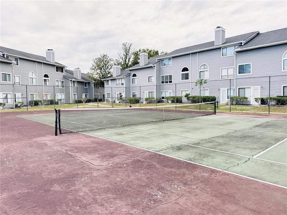 For Sale: $199,000 (2 beds, 2 baths, 992 Square Feet)