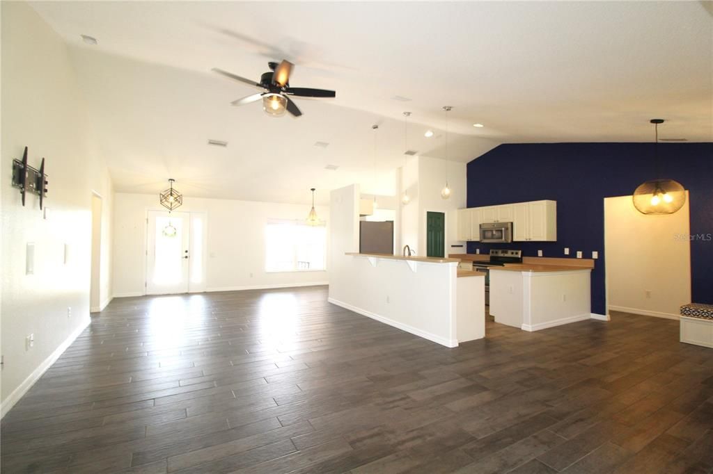 В аренду: $2,400 (4 спален, 2 ванн, 1883 Квадратных фут)