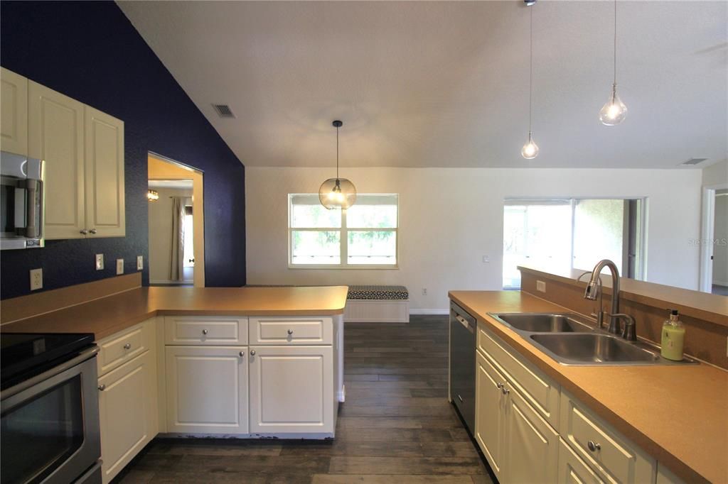 В аренду: $2,400 (4 спален, 2 ванн, 1883 Квадратных фут)